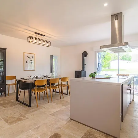 Holiday home La Maison Des Roses Athis (Marne)